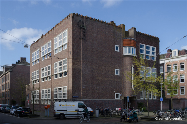 De voormalige Smallepadschool, op de hoek van de Planciusstraat en Korte Zoutkeetsgracht.
              <br/>
              Annemarieke Verheij, 2016-04-01